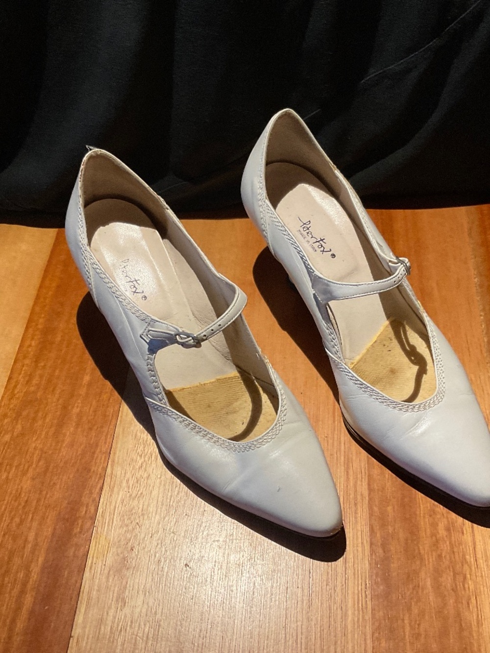 White leather Peter Fox heels with strap. Vintage. 8 1/2 B. 38.5. Made in Italy.
